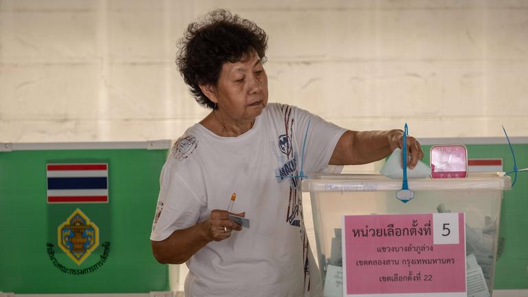 Thailändische Frau bei der Stimmabgabe