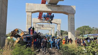 Kran stürzt auf Gleise: Schweres Zugunglück in Thailand
