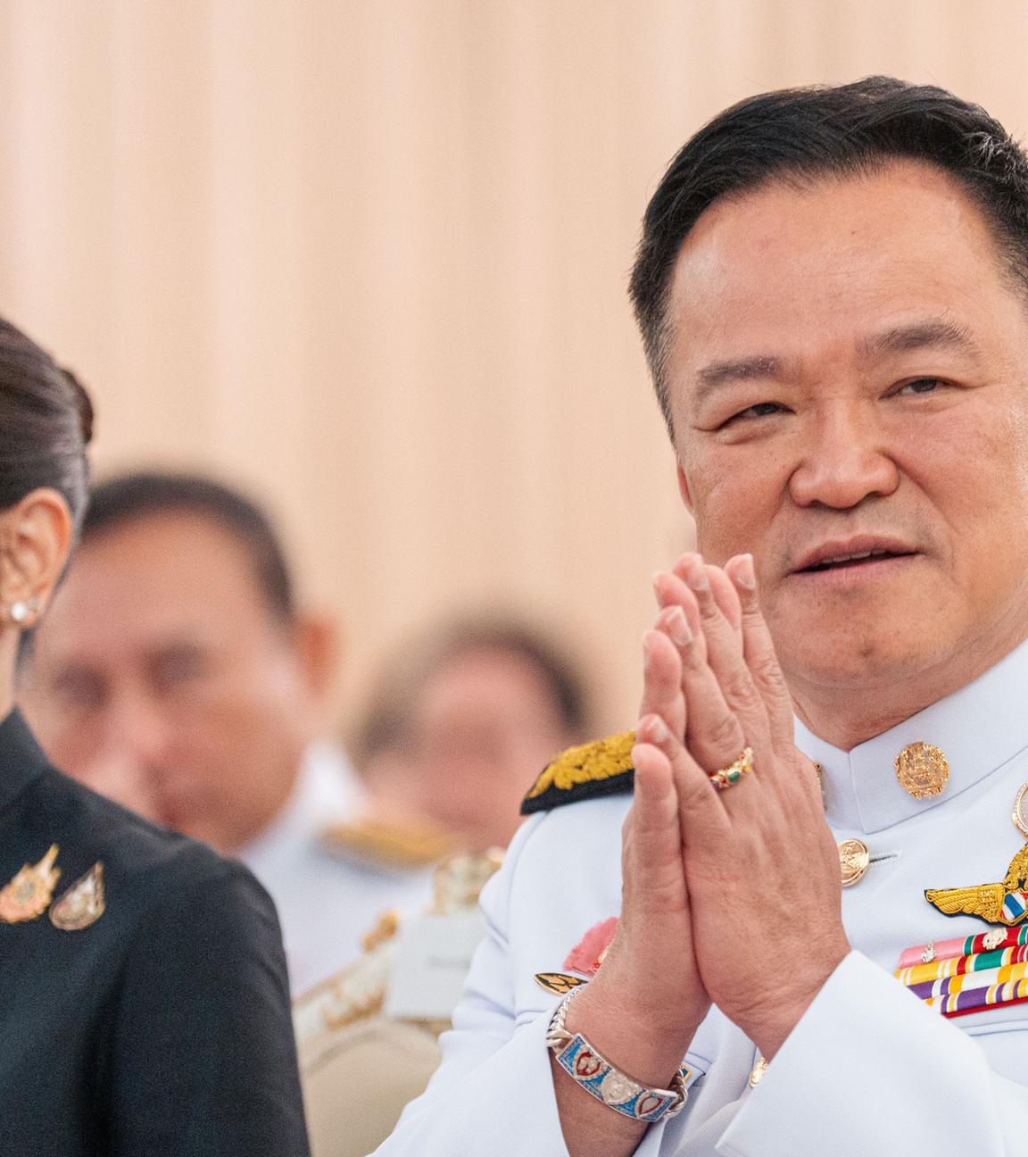 Thailands Ministerpräsident Anutin Charnvirakul gestikuliert bei einer Veranstaltung im Regierungsgebäude.