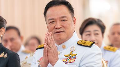 Thailands Ministerpräsident Anutin Charnvirakul gestikuliert bei einer Veranstaltung im Regierungsgebäude.