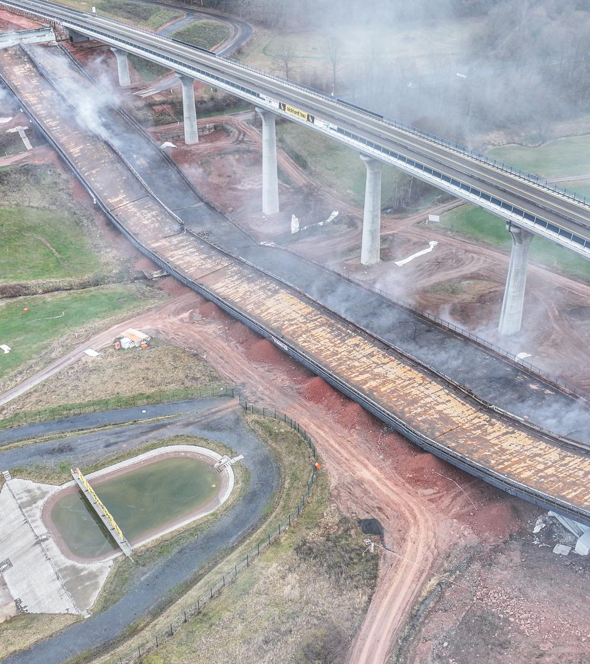 Eine gesprengte Brücke an der A7