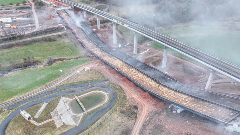 Eine gesprengte Brücke an der A7