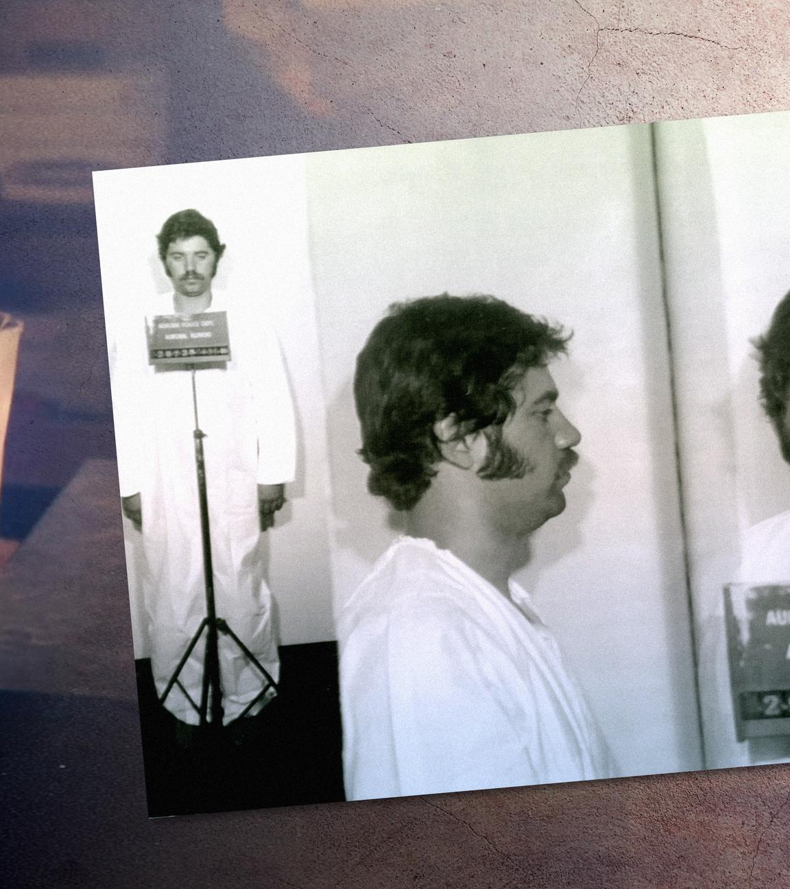 Links eine offene Pappbox, im Hintergrund viele weitere Boxen, schummeriges Licht. Rechts der Mugshot des Serienkillers.