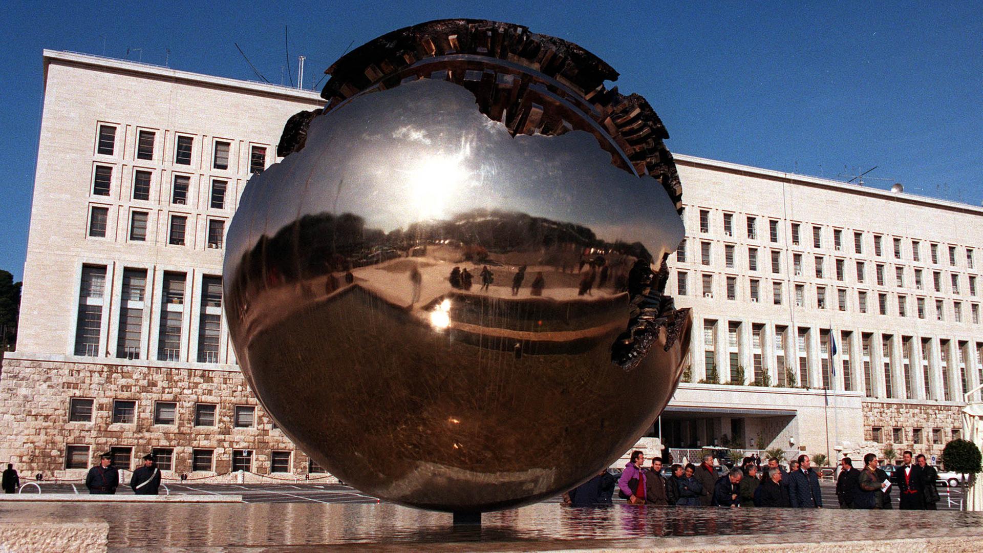 Italien, Rom: "The Sphere" von Arnaldo Pomodoro vor dem Außenministerium in Rom