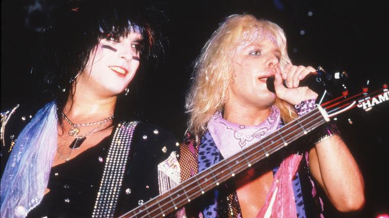 Nikki Sixx und Vince Neil bei einem Auftritt von Mötley Crüe 1985