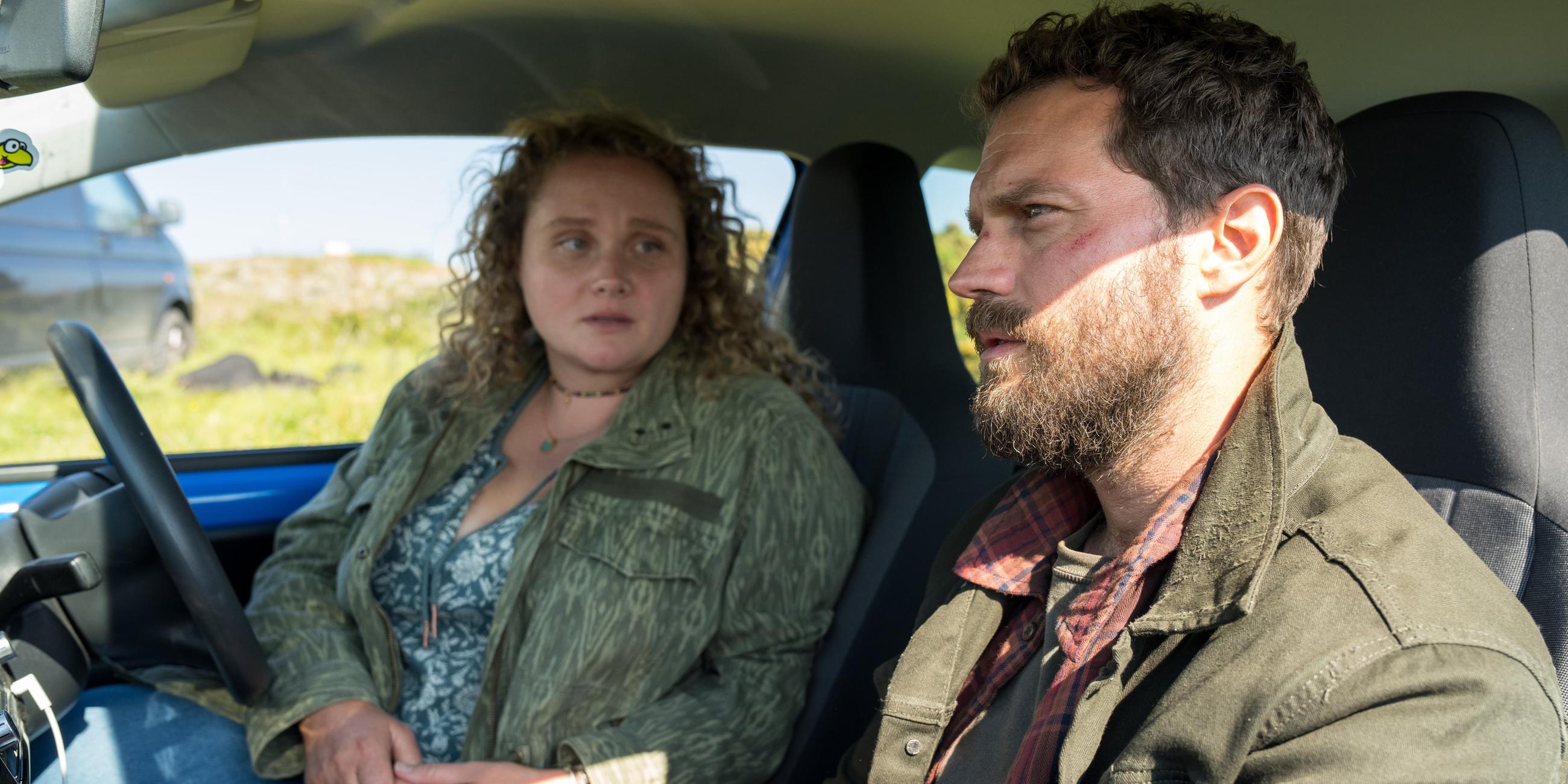 "The Tourist - Irisches Blut: Die Kinder von Lir": Elliot (Jamie Dornan) und Helen (Danielle Macdonald) sitzen in einem Kleinwagen und unterhalten sich.