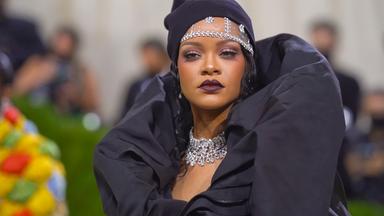 Porträtaufnahme: Rihanna trägt silbernen Diamantschmuck, ein schwarzes Gewand und Mütze.