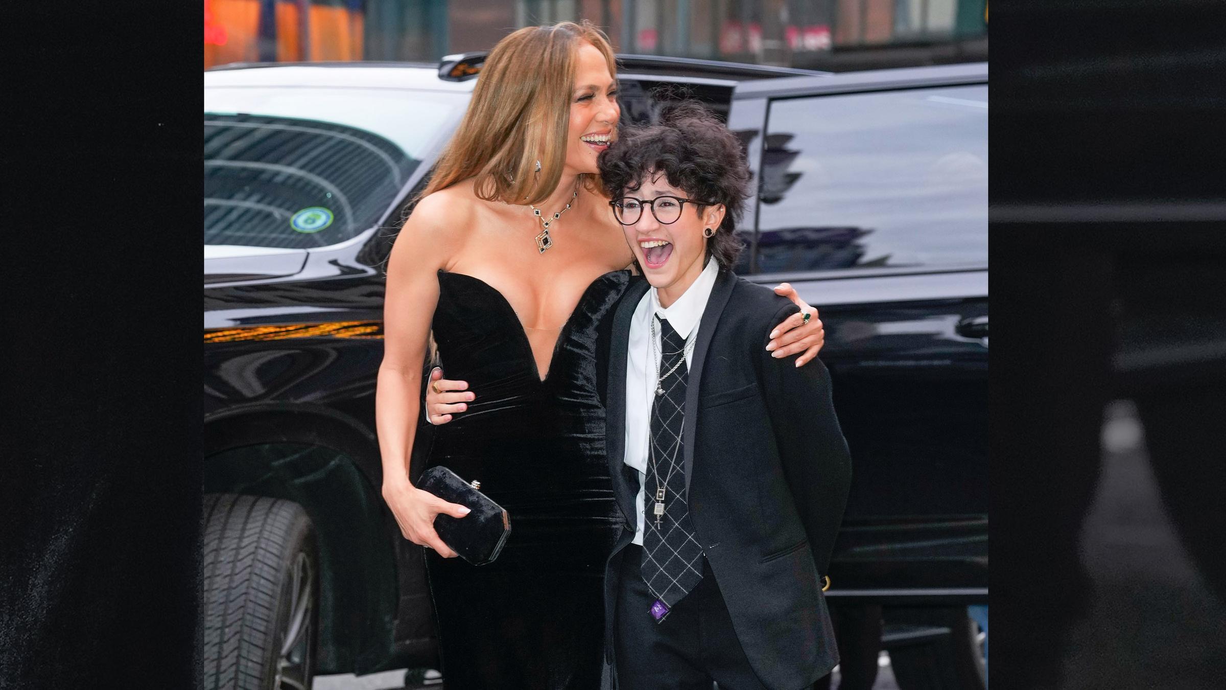 Jennifer Lopez und ihr Teeangerkind Emme  bei  George Clooneys Auftritt in New York.