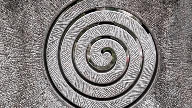 in Steingemeißelte Spirale 