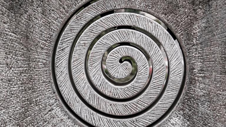 in Steingemeißelte Spirale 