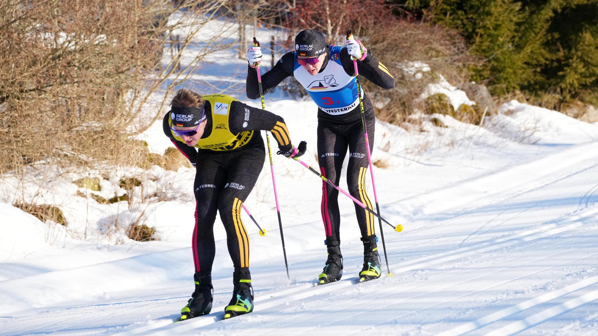 Theo Bold (l.) beim FIS Para-Crosslauf-Weltcup 2025/26 in Finsterau, Deutschland