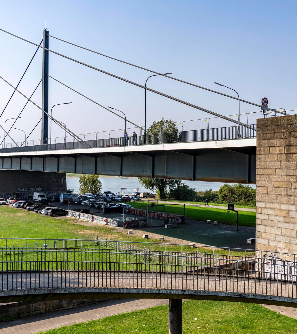 Theodor-Heuss-Brücke and Düsseldorf