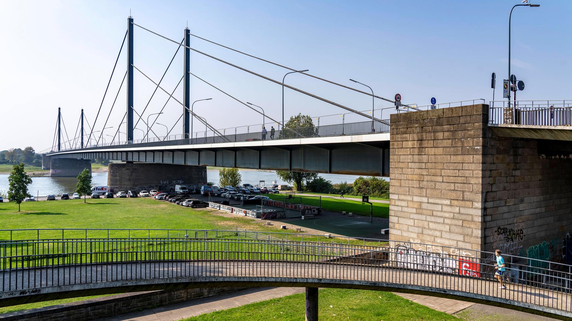 Theodor-Heuss-Brücke and Düsseldorf