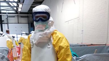 Theresa Berthold von "Ärzte ohne Grenzen" im Ebola-Schutzanzug im Jahre 2014.