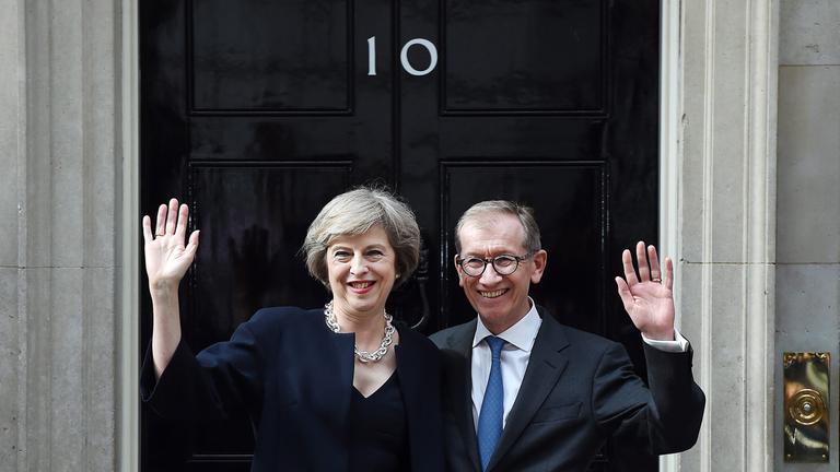 Theresa May und ihr Ehemann Philip stehen winkend bei ihrem Amtsantritt vor Downingstreet no. 10 .