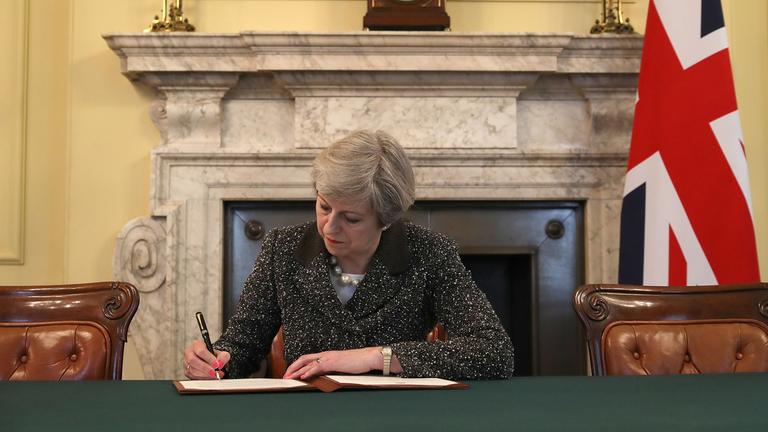 Theresa May unterschreibt die offizielle Erklärung für einen Austritt Großbritanniens aus der Europäischen Union.
