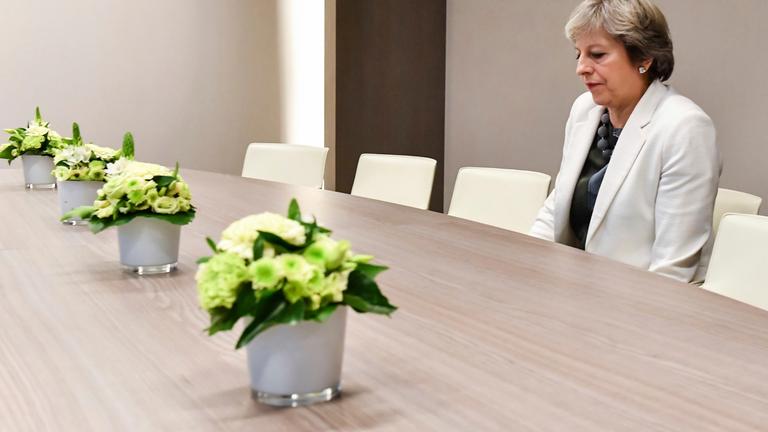 Theresa May sitzt auf dem EU-Gipfel in Brüssel alleine an einem leeren Tisch.