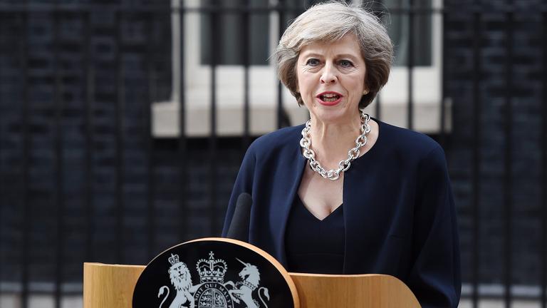 Theresa May vor Downing Street No. 10 zu Ihrem Amtsantritt als Premierministerin am 13.07.2016