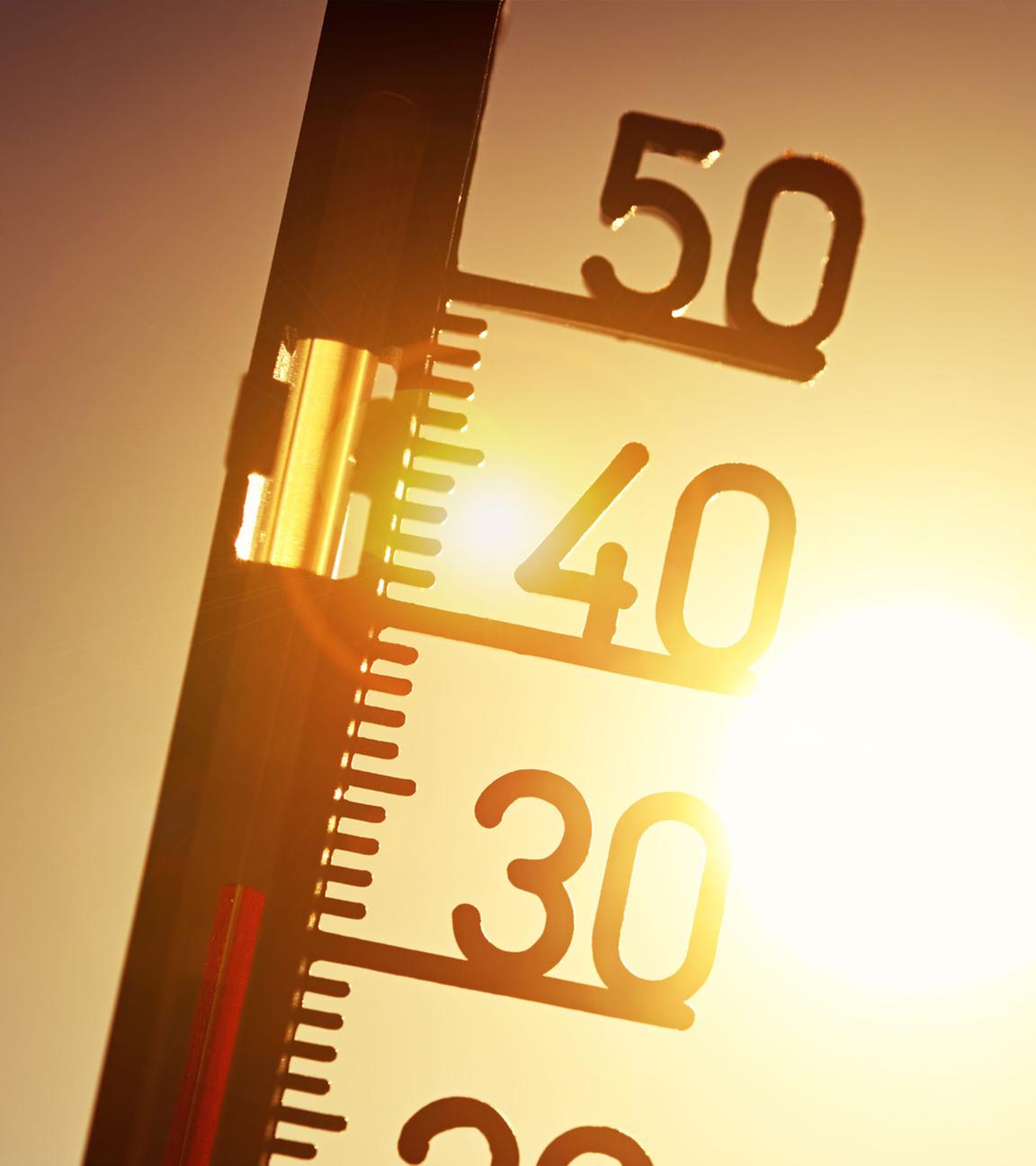 Thermometer zeigt hohe Temperaturen an. (Symbolfoto)