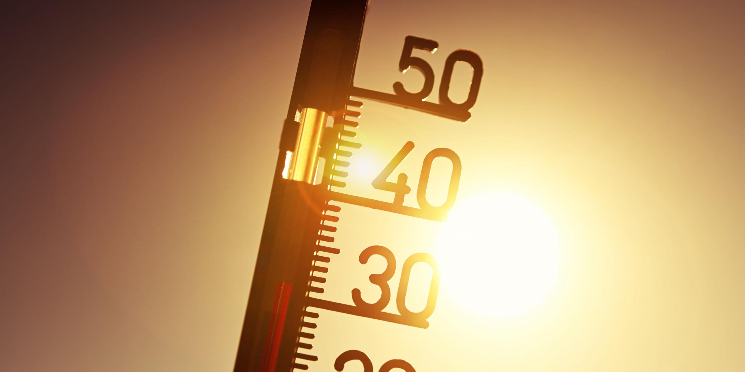 Thermometer zeigt hohe Temperaturen an. (Symbolfoto)