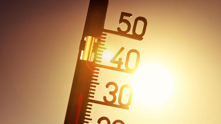 Thermometer zeigt hohe Temperaturen an. (Symbolfoto)