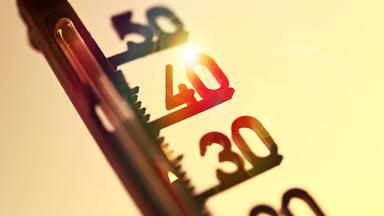 Thermometer zeigt hohe Temperaturen an.