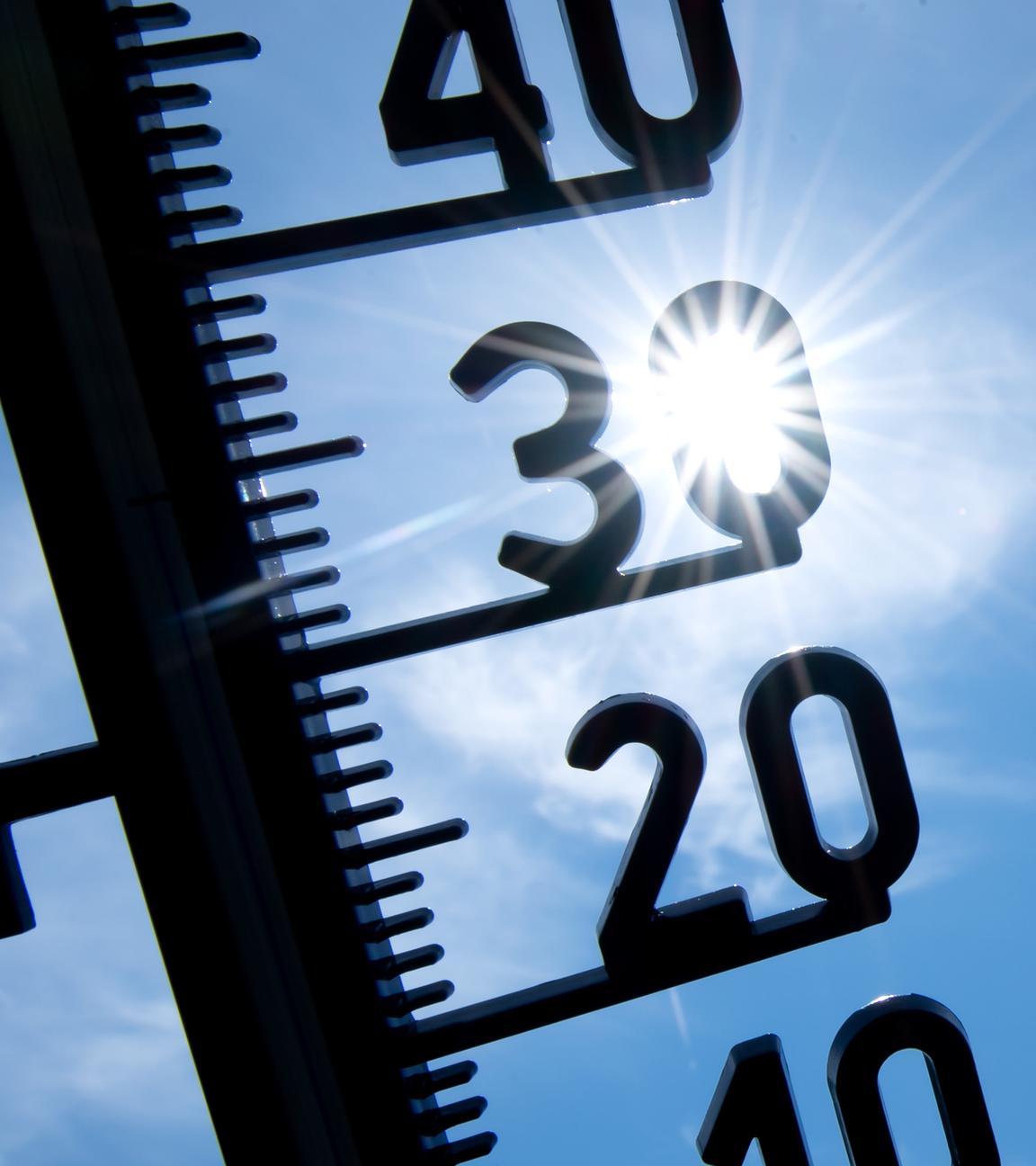 Ein Thermometer zeigt Temperaturen über 30 Grad an. 