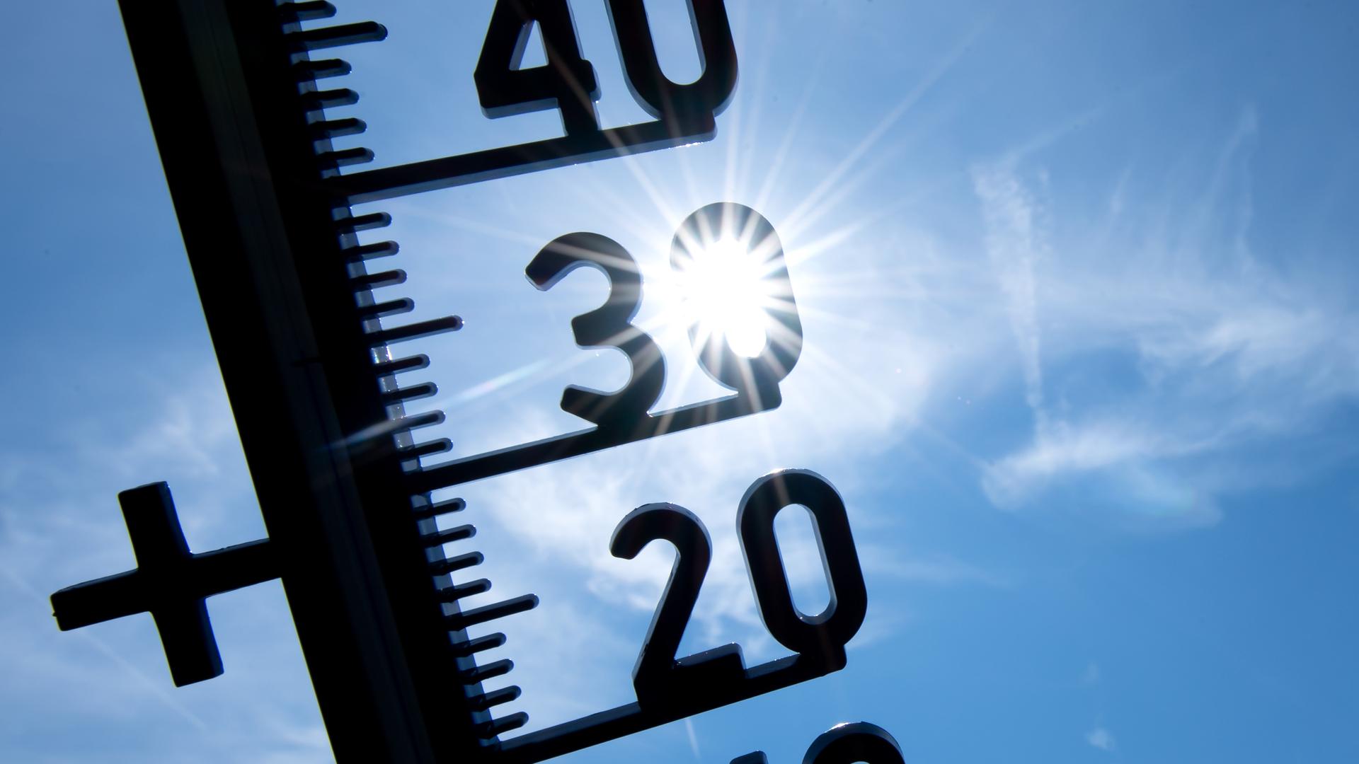 Ein Thermometer zeigt Temperaturen über 30 Grad an. 