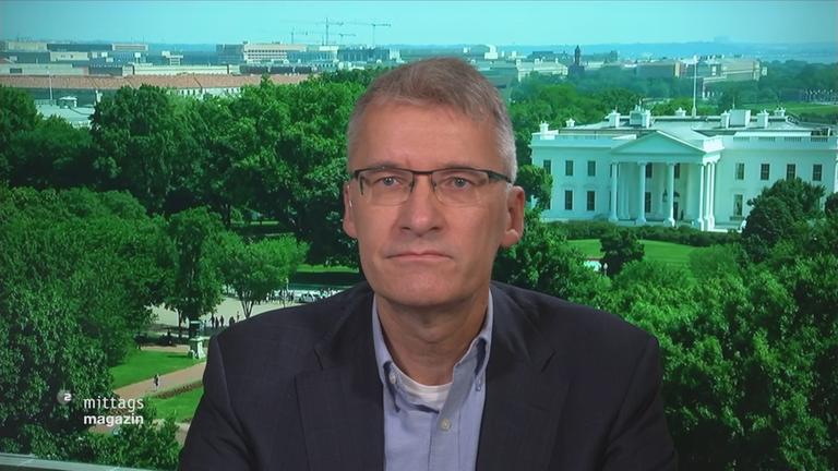 Korrespondent Elmar Theveßen schaut in die Kamera