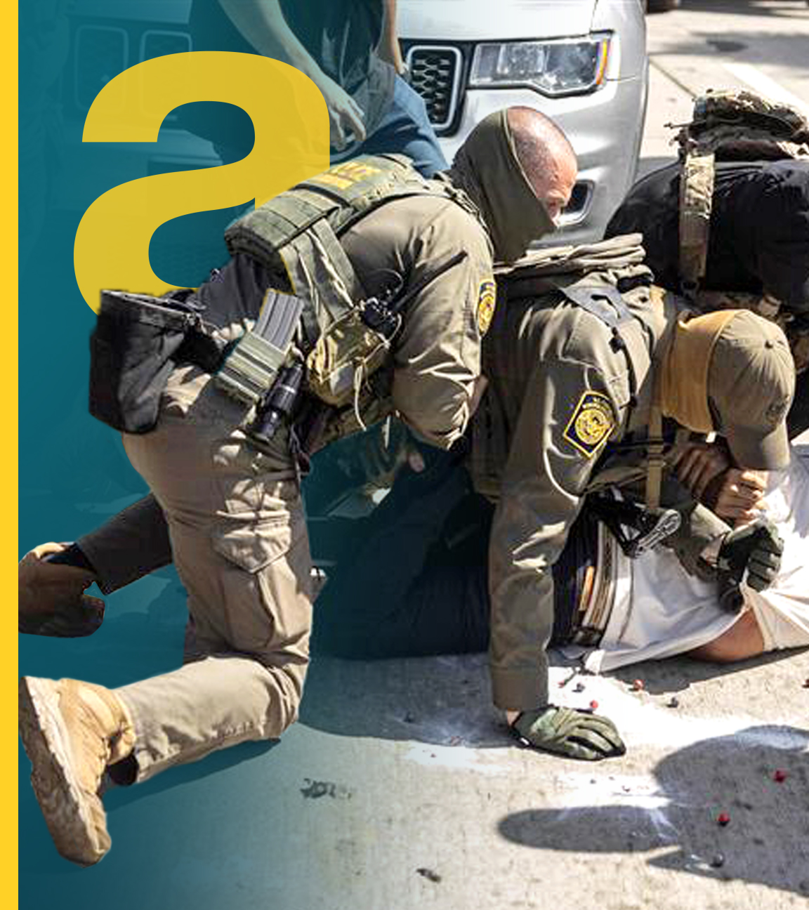 Drei Männer in Uniform vom ICE halten auf Straße in Los Angeles liegenden Mann fest