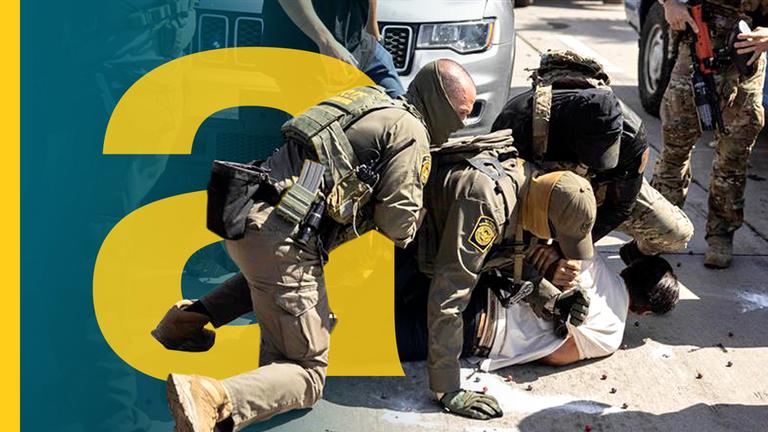 Drei Männer in Uniform vom ICE halten auf Straße in Los Angeles liegenden Mann fest