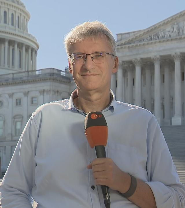 US-Korrespondent Elmar Theveßen vor dem Capitol in washington