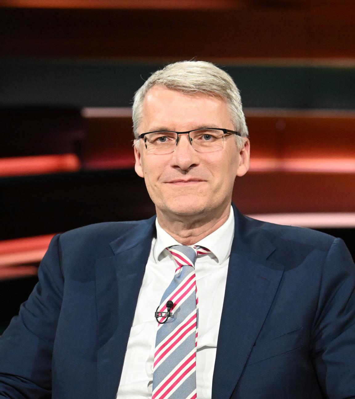 Elmar Theveßen ist im Studio der Sendung Markus Lanz