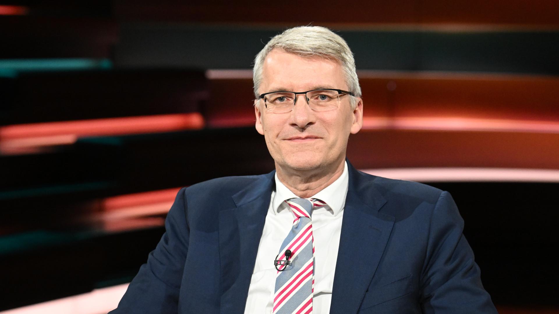 Elmar Theveßen ist im Studio der Sendung Markus Lanz