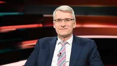 Elmar Theveßen ist im Studio der Sendung Markus Lanz