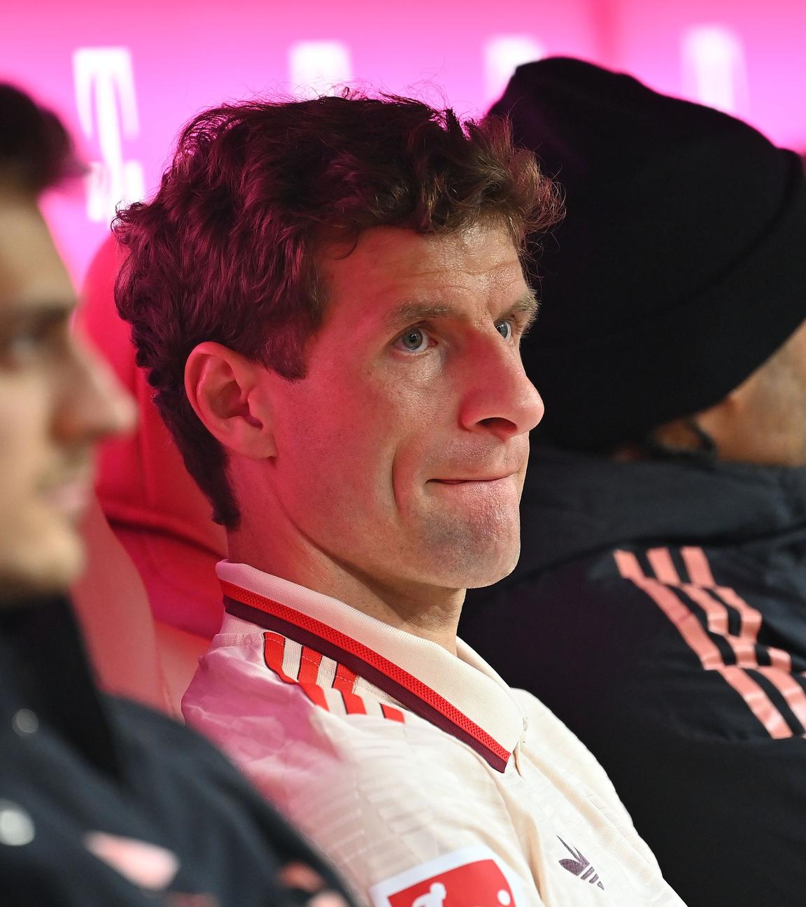 Thomas Müller sitzt auf der Auswechselbank und blickt skeptisch
