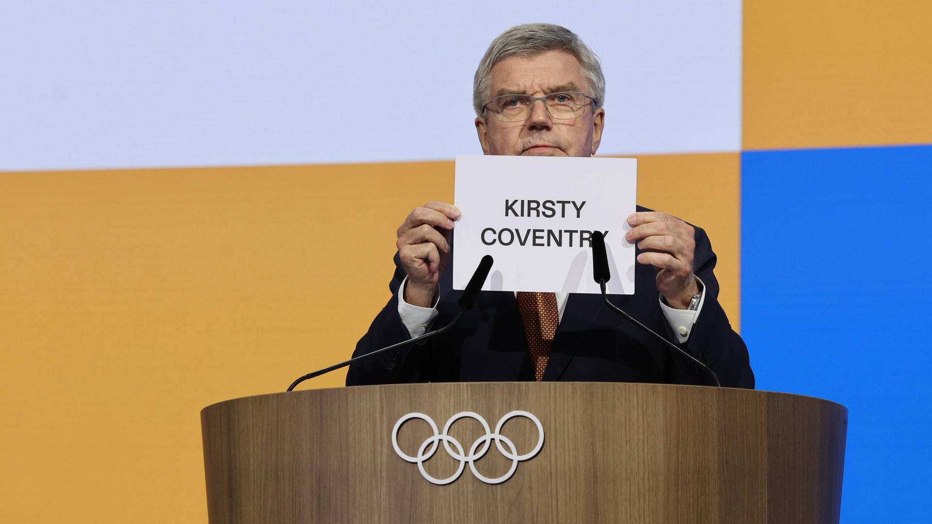 Thomas Bach verkündet die neue Präsidentin des IOC: Kirsty Coventry.