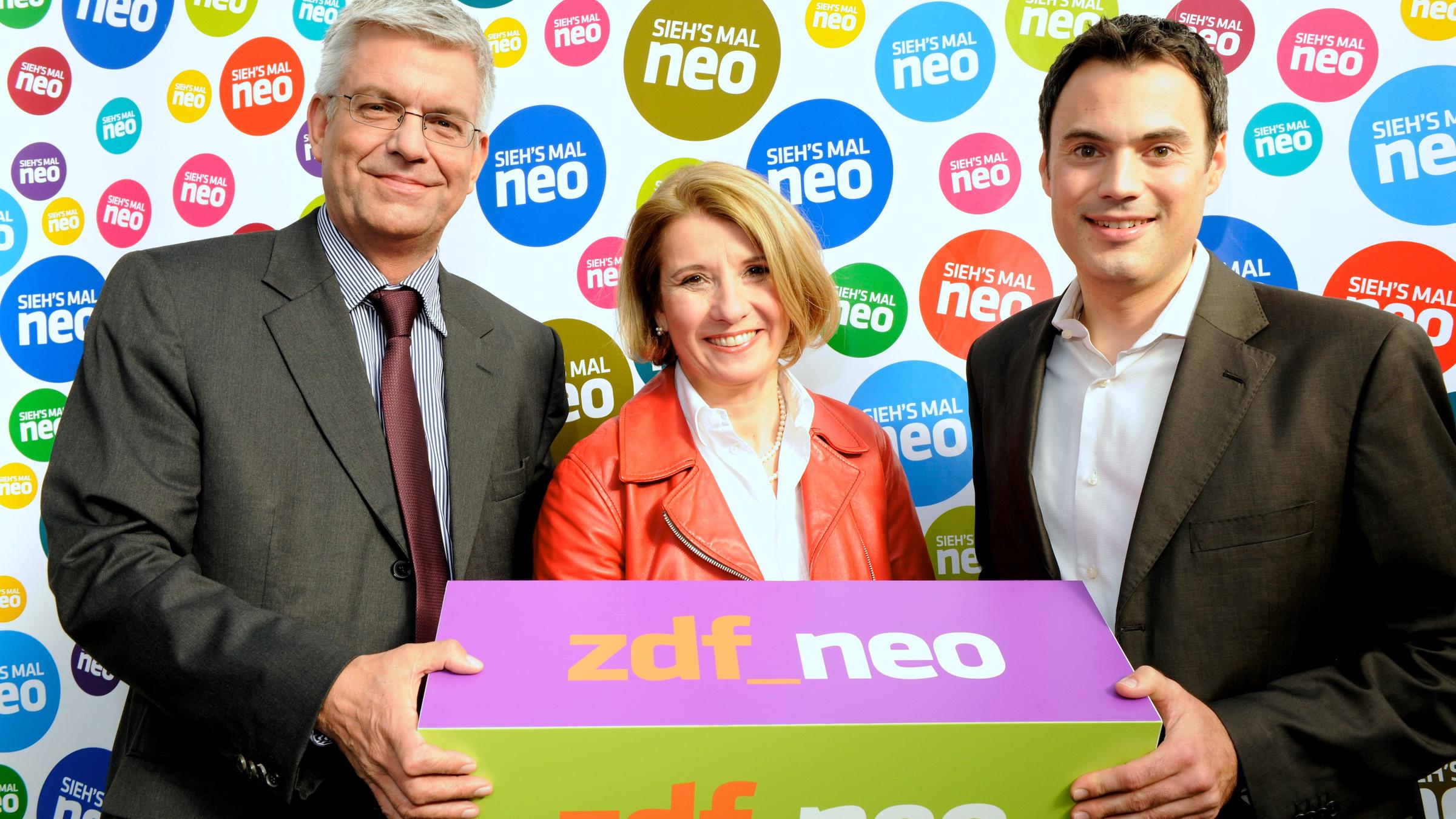 Thomas Bellut, Simone Emmelius und Norbert Himmler präsentieren das Senderlogo von ZDFneo