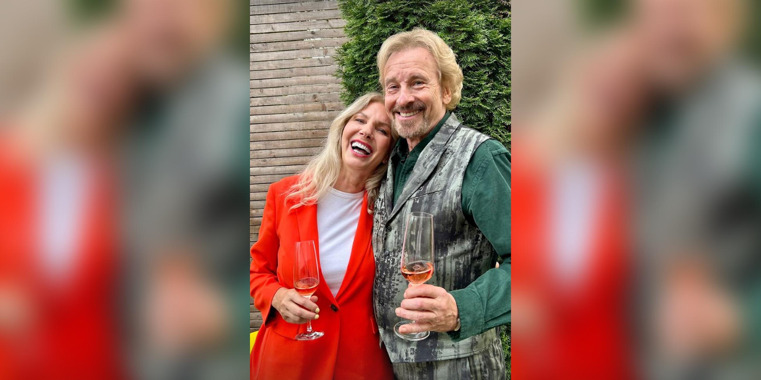 Thomas Gottschalk bricht das Fasten: Mit einem Glas Champagner zeigt sich die „Wetten, Dass…?“-Legende auf Instagram: „Der erste Schluck Schampus nach alkoholfreier Fastenzeit“. Prost!