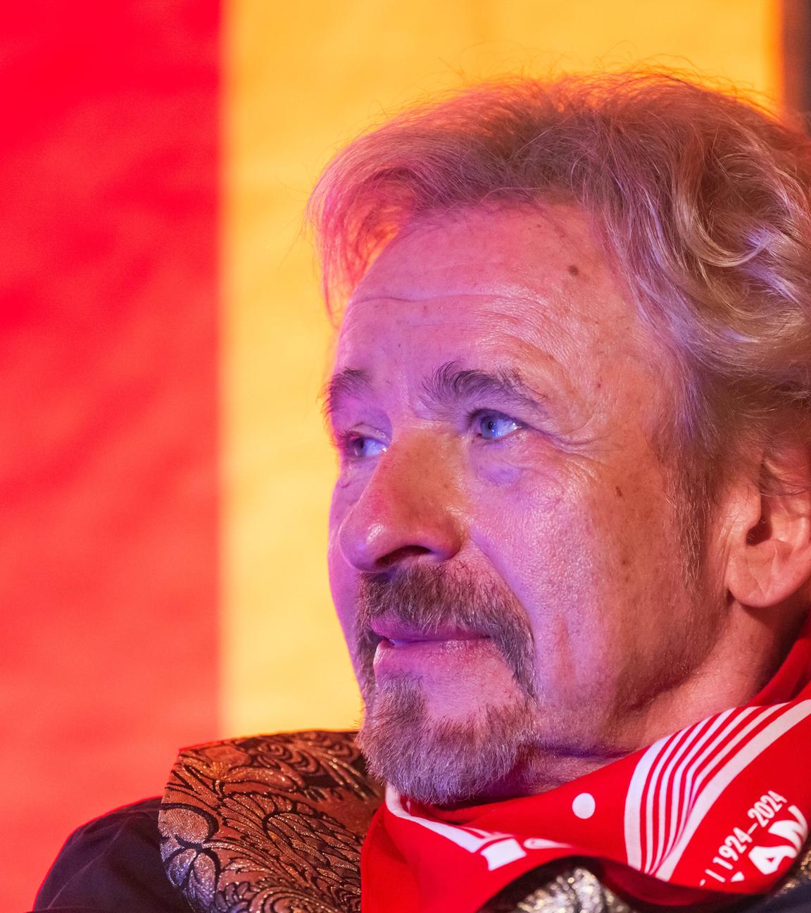 Baden-Württemberg, Rust: Thomas Gottschalk sitzt während der Verleihung der goldenen Narrenschelle im Hotel Colosseo.