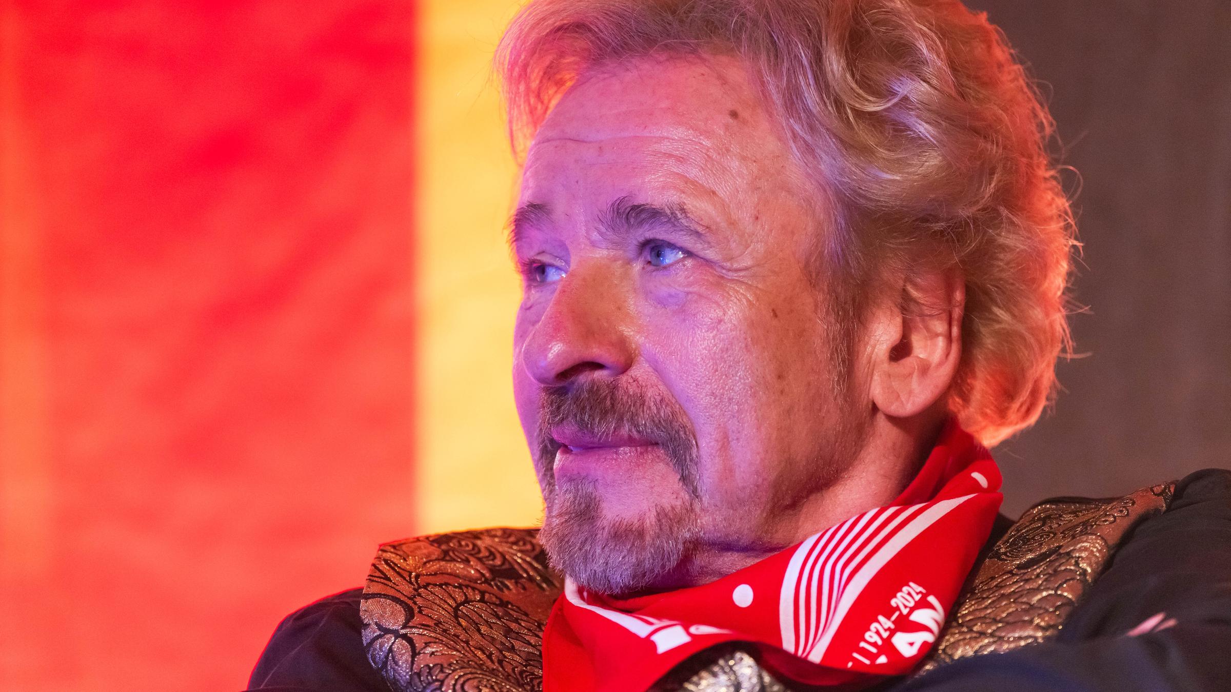 Baden-Württemberg, Rust: Thomas Gottschalk sitzt während der Verleihung der goldenen Narrenschelle im Hotel Colosseo.