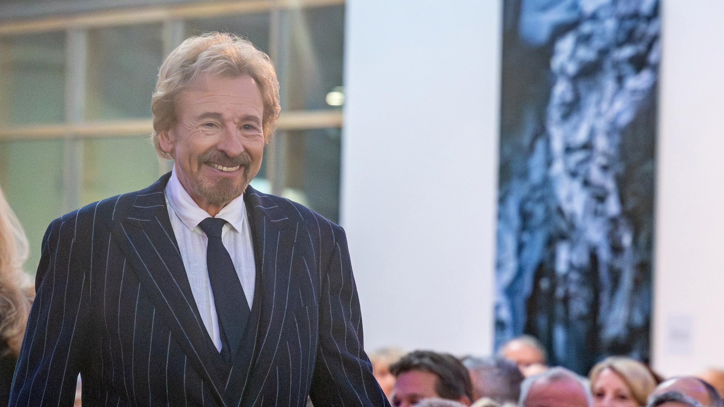  23.11.2025, Bayern, Passau: Thomas Gottschalk, Showmaster, kommt zur Verleihung des  "Menschen in Europa"-Awards.