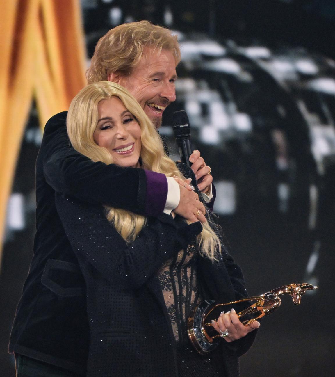 Cher wird von Thomas Gottschalk umarmt, nachdem sie einen Bambi in der Kategorie Legende, während der 77. Bambi-Verleihung in den Bavaria Filmstudios am 13.11.2025 im bayerischen Grünwald erhalten hat. 