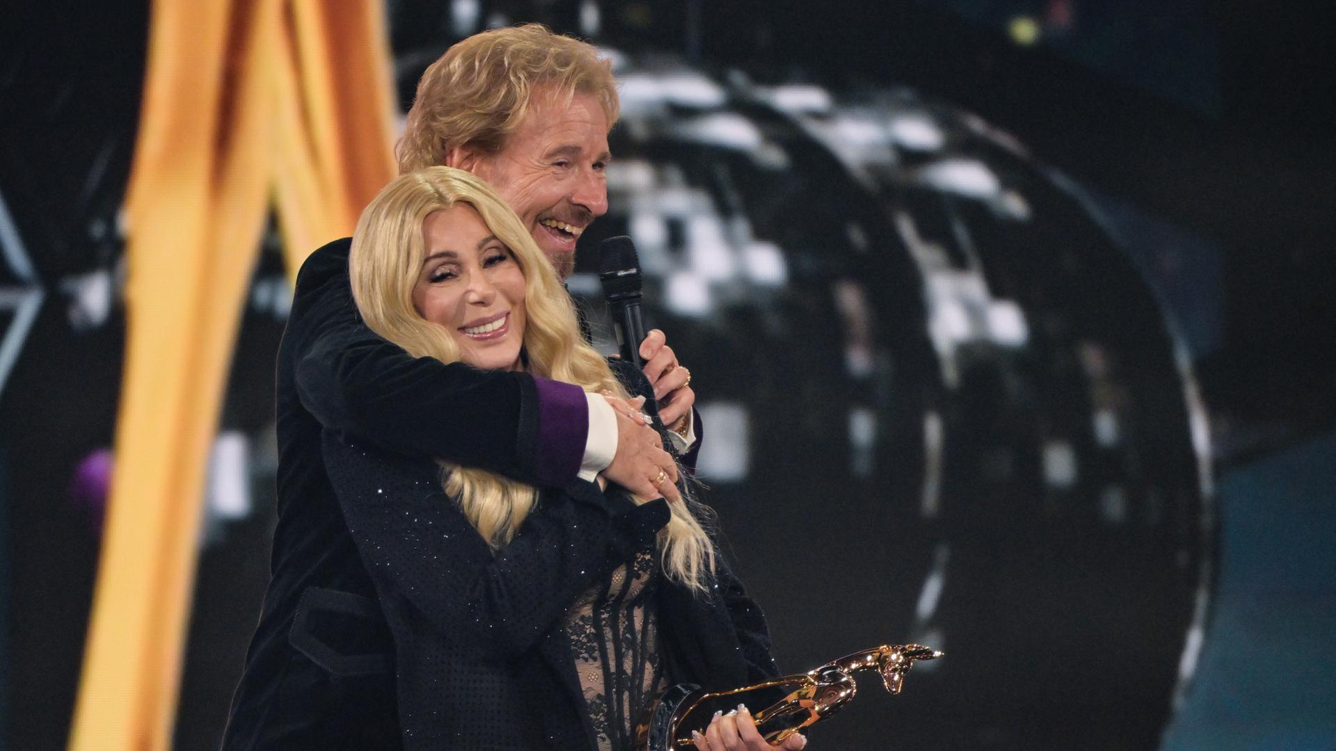 Cher wird von Thomas Gottschalk umarmt, nachdem sie einen Bambi in der Kategorie Legende, während der 77. Bambi-Verleihung in den Bavaria Filmstudios am 13.11.2025 im bayerischen Grünwald erhalten hat. 