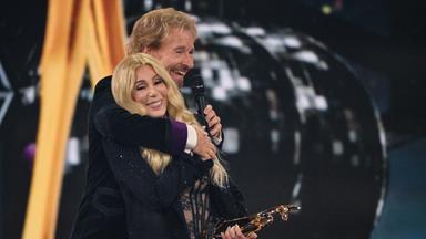 Cher wird von Thomas Gottschalk umarmt, nachdem sie einen Bambi in der Kategorie Legende, während der 77. Bambi-Verleihung in den Bavaria Filmstudios am 13.11.2025 im bayerischen Grünwald erhalten hat. 