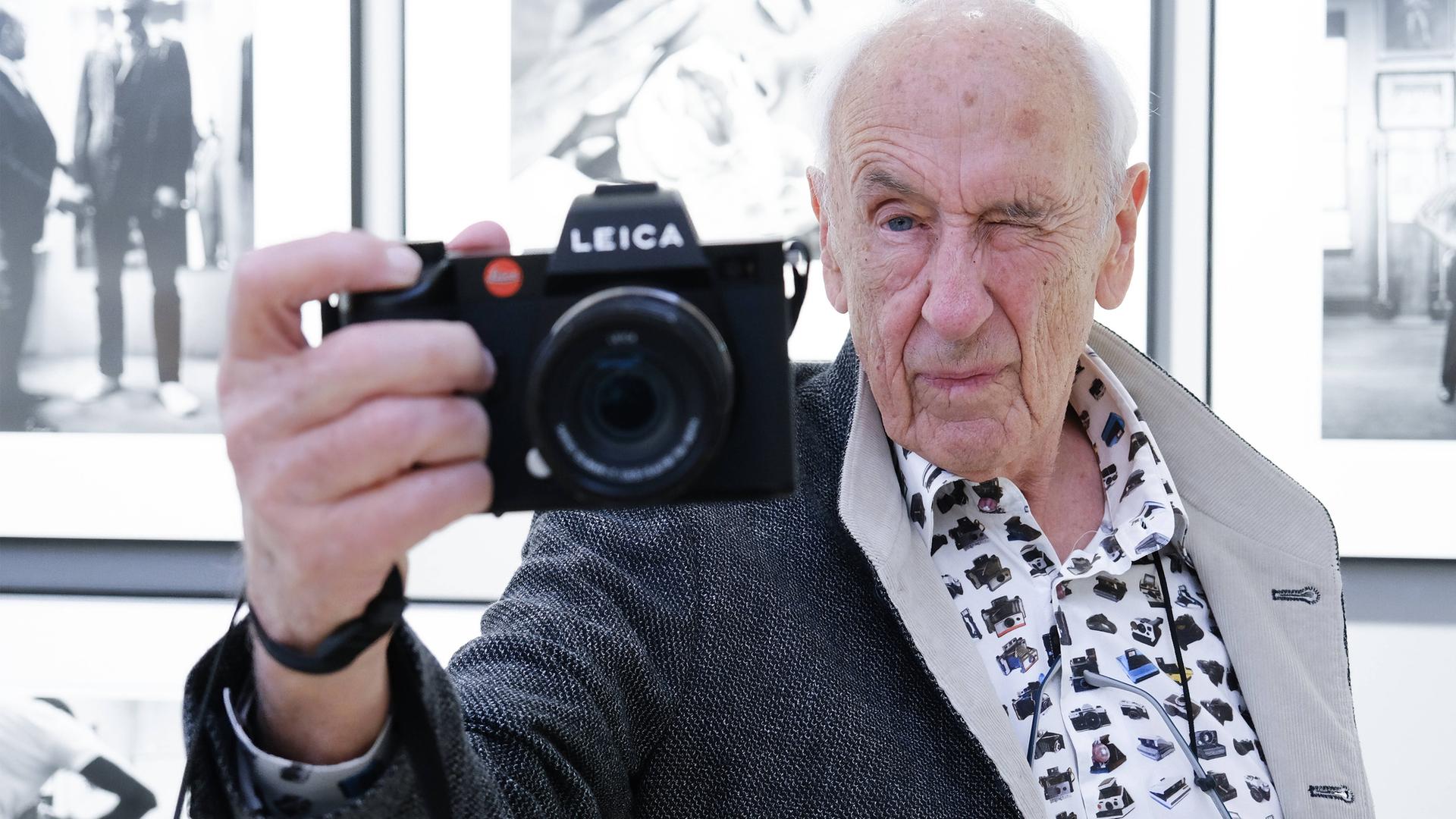 Düsseldorf 06.11.2021 Magnum Fotojournalist Bildjournalist Fotograf Thomas Hoepker ( Höpker )besuchte seine Foto-Austellung Wanderlust in der Leica Galerie Königsallee Düsseldorf Nordrhein-Westfalen Deutschland 