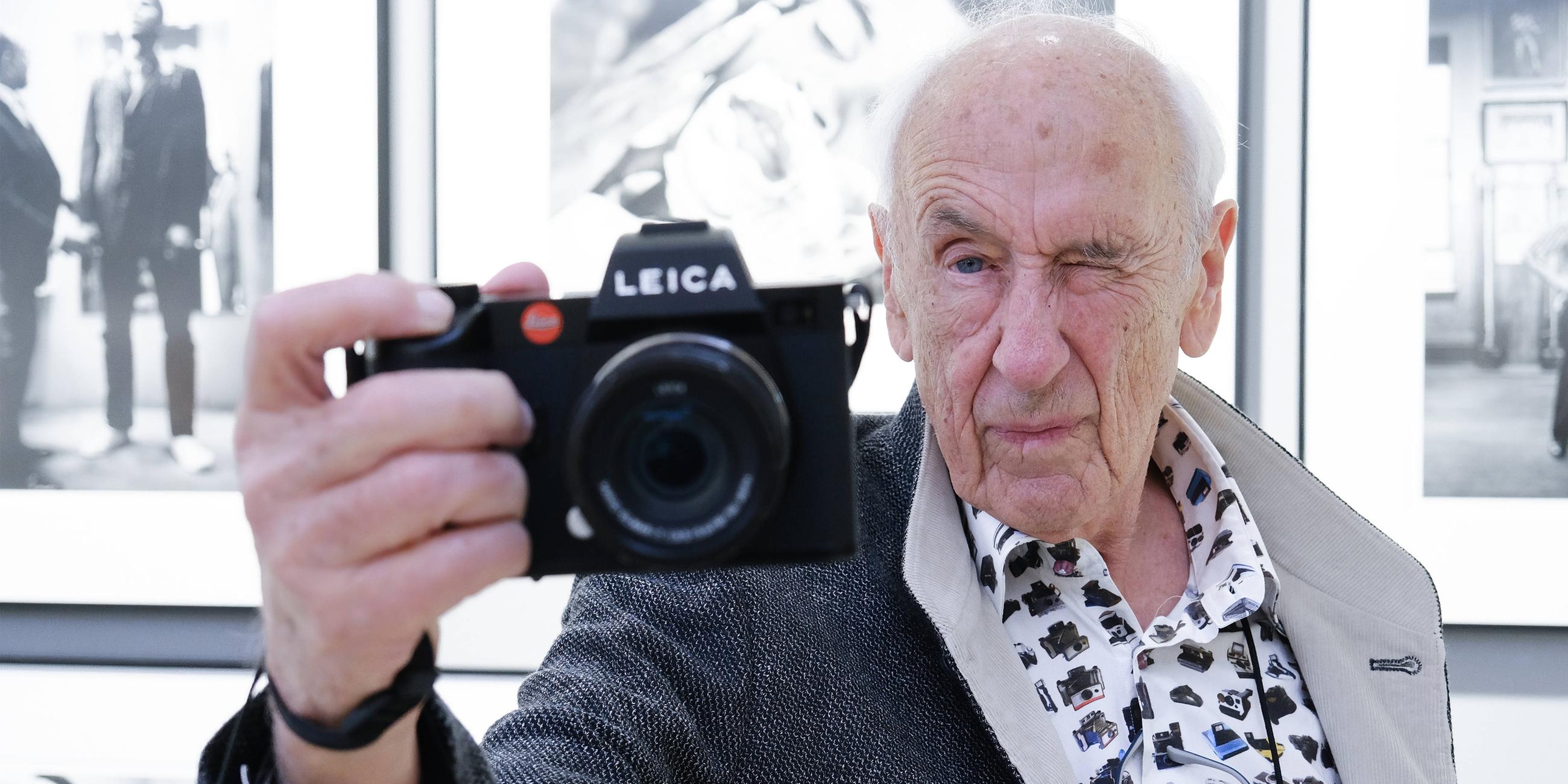 Düsseldorf 06.11.2021 Magnum Fotojournalist Bildjournalist Fotograf Thomas Hoepker ( Höpker )besuchte seine Foto-Austellung Wanderlust in der Leica Galerie Königsallee Düsseldorf Nordrhein-Westfalen Deutschland 