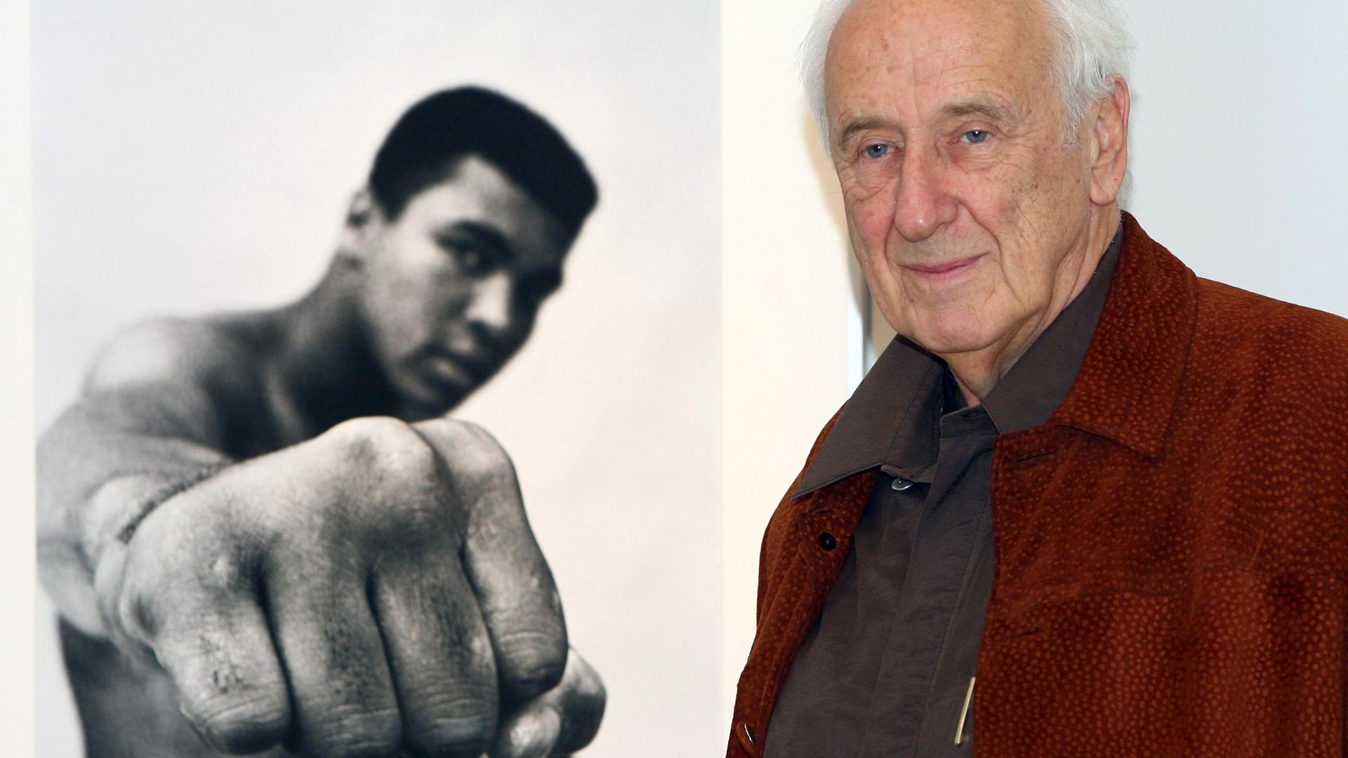 Thomas Hoepker, Fotograf und Präsident der Agentur Magnum Photos, steht am Mittwoch (10.01.2007) in Hamburg neben einem seiner berühmtesten Fotos, einem Bild des Boxers Muhammad Ali. 230 Bilder aus den Jahren 1955 bis 2005 sind bis zum 18.03.2007 im Hamburger Museum für Kunst und Gewerbe zu sehen. 