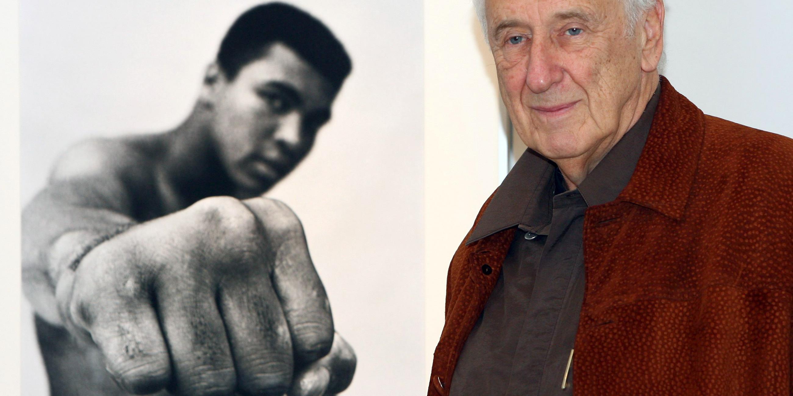 Thomas Hoepker, Fotograf und Präsident der Agentur Magnum Photos, steht am Mittwoch (10.01.2007) in Hamburg neben einem seiner berühmtesten Fotos, einem Bild des Boxers Muhammad Ali. 230 Bilder aus den Jahren 1955 bis 2005 sind bis zum 18.03.2007 im Hamburger Museum für Kunst und Gewerbe zu sehen. 