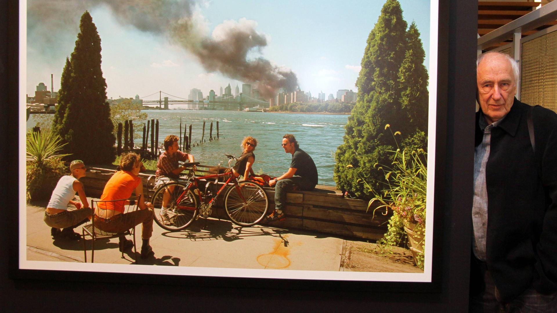 Thomas Höpker, 85. Geburtstag am 10. Juni Fotograf Thomas Hoepker neben einem 9/11-Foto anlässlich einer Ausstellung seiner Bilder in Erfurt